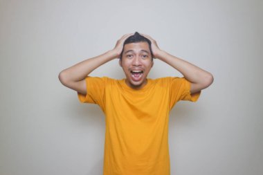 Adam baş ağrısı çekiyor ya da beyaz arka plan üzerinde düşünüyor.