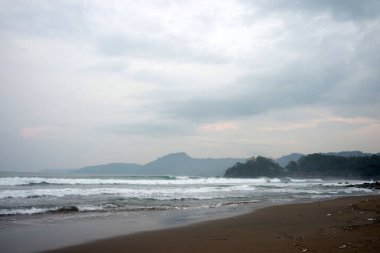 Pelabuhan Ratu Sukabumi, Batı Java 'da çok güzel deniz suyu olan güzel bir sahil.