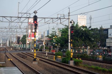 Trafik ışığı tren yolu kesişiyor.