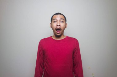 Asyalı adam beyaz arka planda izole edilmiş şok olmuş yüz portresi görünce şaşırdı.