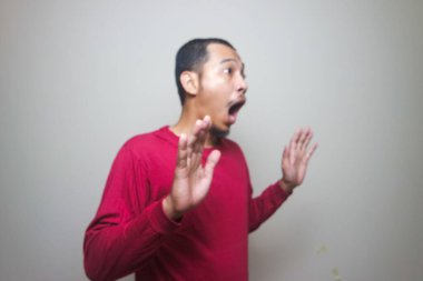 Asyalı adam beyaz arka planda izole edilmiş şok olmuş yüz portresi görünce şaşırdı.