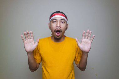 Endonezyalı adam selam veriyor ve heyecanlanıyor. Endonezya 'nın bağımsızlık günü konsepti.