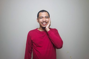 Hassas dişlerden muzdarip bir erkeğin portresi, diş ağrısı Asyalı genç bir adamın eli yanağına ve ağzına dokunurken yaralanması. Sağlık sigortası, diş ağrısı ilacı. Diş çürümesi sorunu, dişçi tedavisi