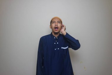 Asyalı Müslüman Adam Camide Salah Namazı Çağırıyor.