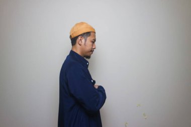 Camide dua eden genç bir müslüman vuruldu.