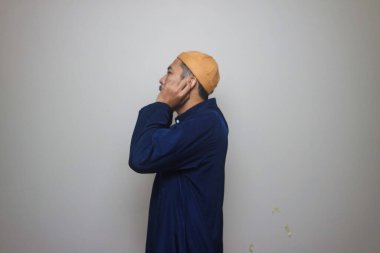 Asyalı Müslüman Adam Camide Salah Namazı Çağırıyor.