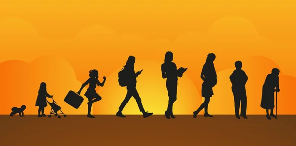 Kadınlar, gelişim aşamaları. Gün batımına karşı siluetler. Doğumdan yaşlılığa hayat.