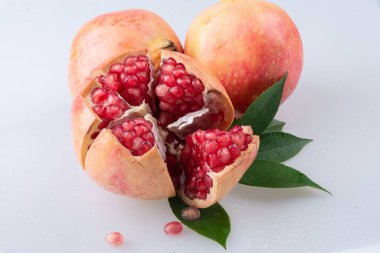 Beyaz arkaplanda nar meyvesi