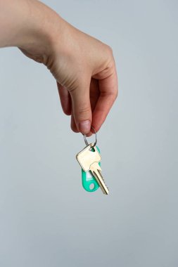 Beyaz arka planda kırmızı anahtarlık ve siyah kart, ev güvenliği kavramı, erişim ve modern teknoloji..