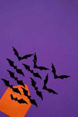 Turuncu zarf, balkabağı ve yarasalar uçuşan ürkütücü mor Cadılar Bayramı geçmişi. Davetiyeler, parti ilanları ve sezonluk reklamlar için ideal.. 