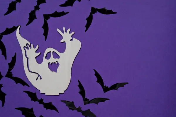Etrafı yarasalarla çevrili ürkütücü bir hayalet silueti. Afişler, parti ilanları ve afişler için temiz tasarım. 