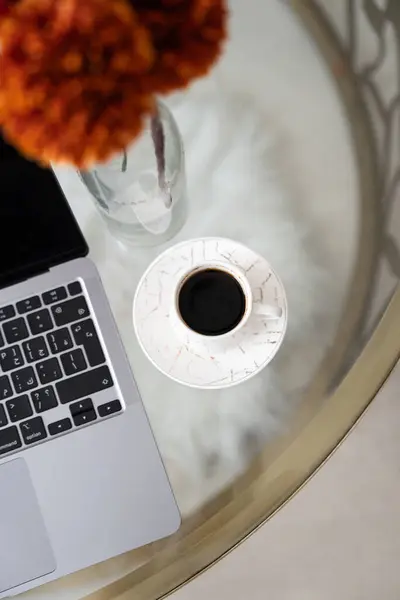 Kahve, dizüstü bilgisayar ve sonbahar dekoru olan rahat bir çalışma alanı. Uzak çalışma ve serbest yaşam tarzı kavramı. 