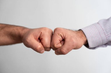  İki el yumruk tokuşturur. Ortaklık, dostluk, takım çalışması ve başarılı işbirliğinin sembolü. 