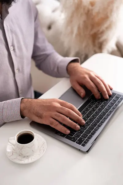 Laptopta kahve fincanıyla birlikte çalışan iki kişi. İşbirliği, iş ve ortaklık kavramı. 