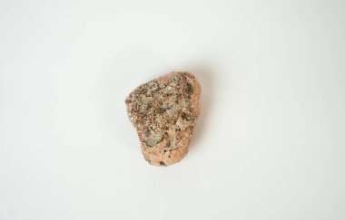 Düzensiz şekilli doğal plaj taşı temiz beyaz arka planda izole, jeoloji, doğa ve dekorasyon sembolleri