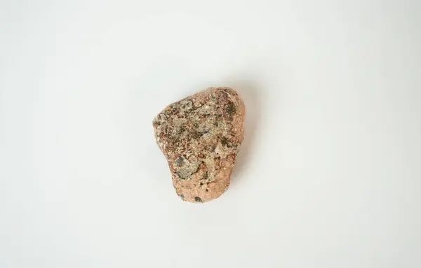 Düzensiz şekilli doğal plaj taşı temiz beyaz arka planda izole, jeoloji, doğa ve dekorasyon sembolleri