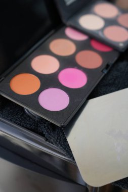 Beyaz arka planda çeşitli pigmentleri olan parlak, yüksek kontrastlı göz falı, güzellik, makyaj ve e-ticaret görselleri için ideal. 