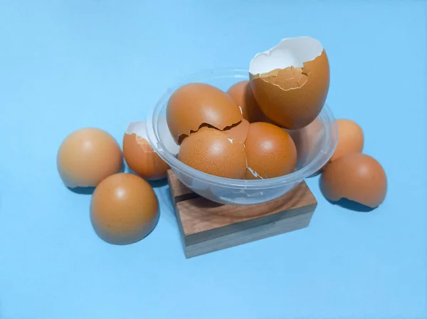 Sběr Vaječných Skořápek Průhledné Misce Modrém Pozadí Kuchyňský Odpad Jako — Stock fotografie