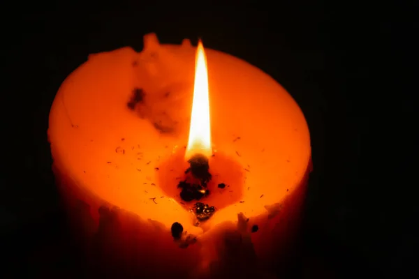 穿过黑暗的蜡烛的近距离视图 — 图库照片