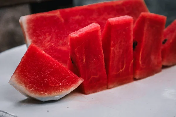 Wassermelone Scheiben Geschnitten Auf Einem Weißen Teller Auf Einem Holztisch — Stockfoto