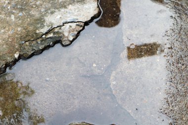 Su birikintileri yolda, fotoğrafa yakın.