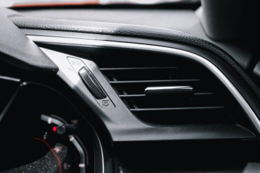 Modern bir arabanın dahili detayları. Arabanın havalandırma deliklerinin yakın görüntüsü..