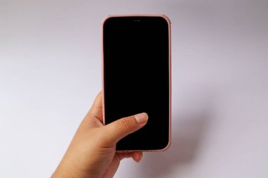 Beyaz arkaplanda bir cep telefonu var. 