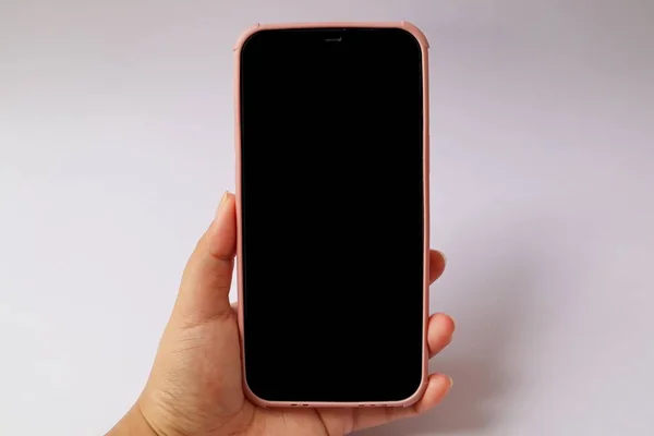 Beyaz arkaplanda bir cep telefonu var. 