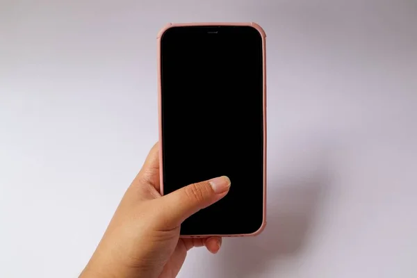 Beyaz arkaplanda bir cep telefonu var. 