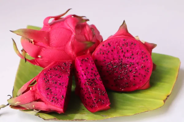 Red Flesh Dragon Fruit Pitaya Pitahaya Cut Slices Ready Eat — Stock Photo, Image