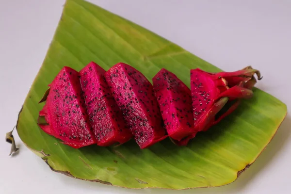 Frutas Dragão Vermelho Fatiadas Empilhadas Folhas Banana Isoladas Fundo Branco — Fotografia de Stock
