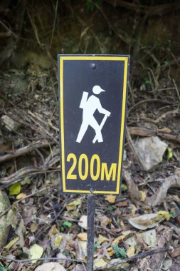 Hedefe 200 metre daha giden bir adamı gösteren bir tabela..