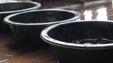 Su birikintisine dökülen su.