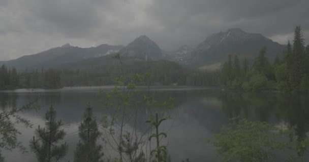 Lago Nei Monti Tatra Strbskie Pleso Nelle Montagne Nebbiose Film — Video Stock
