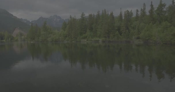 Sjön Tatrabergen Strbskie Pleso Dimmiga Bergen Skildrar Filmer Fridfulla Sjöar — Stockvideo