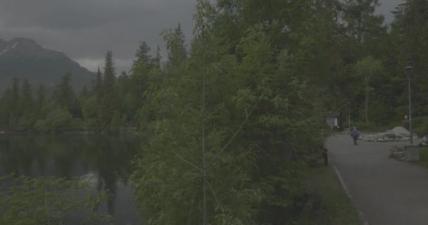 타트라 산맥의 Strbski Pleso 흐릿한 산에서 영화는 고요한 호수를 묘사합니다 — 비디오