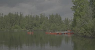 Tatra Dağları 'ndaki göl Strbskie Pleso. Sisli dağlarda, filmler dingin gölleri tasvir eder. Bulutlu gökyüzü kasvetli bir atmosfer yaratıyor. Yansımalar dalgalanır, sahneye ruhani bir cazibe katar. Doğanın güzelliği bulutlar tarafından engellenmeden parlıyor.
