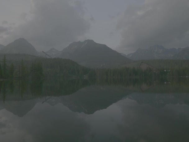 タトラ山脈の湖 ストルビシュタインペルソ 間違った山では 映画は穏やかな湖を描いています 天空はムーディーな雰囲気を放っている リップルを反射し シーンに倫理的な魅力を追加します 雲に覆われない自然の美しさ — ストック動画