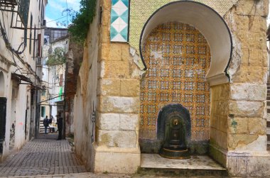 Arap mahallesinin dar sokakları Cezayir 'in başkentinde Kasbah olarak adlandırılır.