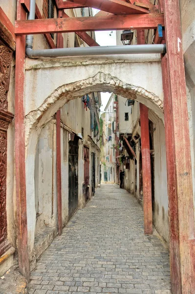 位于阿尔及利亚首都阿尔及尔的阿拉伯老城区狭窄的街道被称为 Kasbah — 图库照片