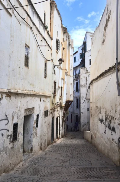 Arap mahallesinin dar sokakları Cezayir 'in başkentinde Kasbah olarak adlandırılır.