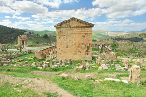   Cezayir topraklarında yer alan Roma şehri Cuicul 'un kalıntılarının manzarası                             