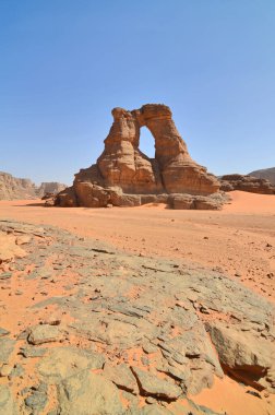 Cezayir 'deki Sahra Çölü' nde kumtaşından yapılmış doğal bir kemer.