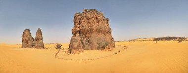 Cezayir Çölü Sahra Çölü 'nde ağlayan ineği tasvir eden kaya oyması.