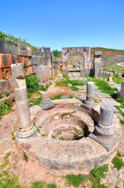 Cezayir 'deki Roma şehri Tiddis' in harabelerinin manzarası