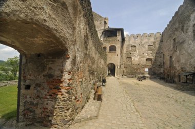 Chojnik Şatosu, Polonya 'nın güneybatısındaki Sobieszw kasabasının üzerinde yer almaktadır.
