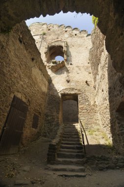 Chojnik Şatosu, Polonya 'nın güneybatısındaki Sobieszw kasabasının üzerinde yer almaktadır.