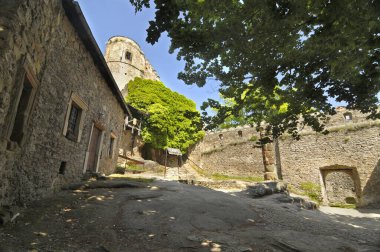 Chojnik Şatosu, Polonya 'nın güneybatısındaki Sobieszw kasabasının üzerinde yer almaktadır.