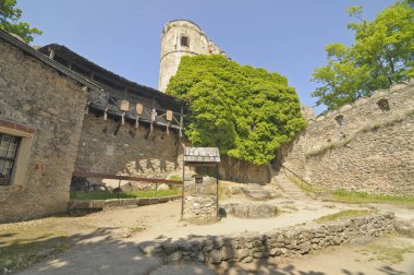 Chojnik Şatosu, Polonya 'nın güneybatısındaki Sobieszw kasabasının üzerinde yer almaktadır.