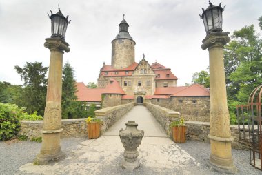 Czocha Şatosu (Almanca: Tzschocha) - Polonya 'nın Sucha köyünde bir savunma kalesi.